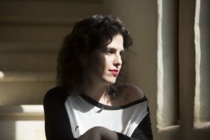 אביגיל רוז עוד מחכה לאחד