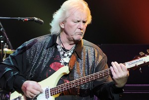 כריס סקווייר Chris Squire, גיטריסט הבס, ממקימי להקת הפרוג-רוק "יס" Yes, מת בביתו שבפניקס אריזונה , והוא בן 67. סקווייר, שהקים יחד עם הזמר ג'ון אנדרסון את "יס" בשנת 1968, נפטר לאחר מאבק בסרטן דם מסוג נדיר. חבריו ללהקה פרסמו הודעה, בה הדגישו לא רק את גדולתו כנגן בס, אלא היותו כ"דבק" שהחזיק את חברי הלהקה כקבוצה. סקווייר היהה הנגן היחיד שהשתתף בכל אחד מ-21 אלבומי הלהקה שיצאו בין השנים 1969 ועד 2014. סקווייר ששותף לכתיבת המוסיקה של "יס", הוציא אלבום הסולו שלו שנקרא Fish Out of Water בשנת 1975. הוא היה חבר בסופרגרופ XYZ לצד ג'ימי פייג' מלד זפלין ואלן וייט, המתופף של יס.