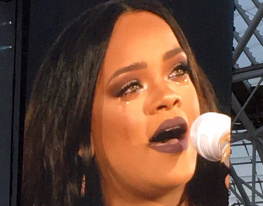 ריהאנה פורצת בבכי בהופעה בדאבלין