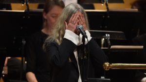 פטי סמית' מפסיקה לשיר בטקס הענקת פרס נובל לבוב דילן