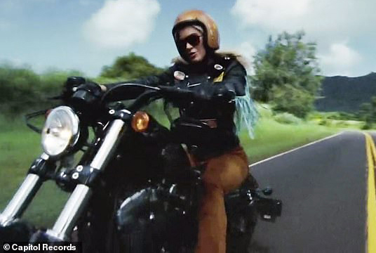קייטי פרי על אופנוע בהוואי