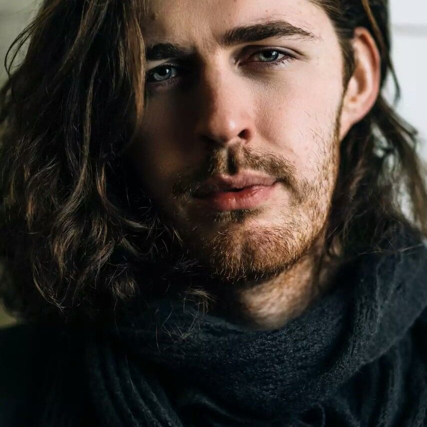 Take me to church the voice. Hozier. Hozier hair. Hozier с хвостиком. The Voice Hozier.