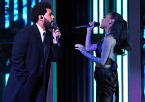 The Weeknd ו- Ariana Grande מבצעים את 'Save Your Tears'
