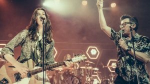 ריק אסטלי ולהקת בלוסומס הופעת קאברים לסמיתס