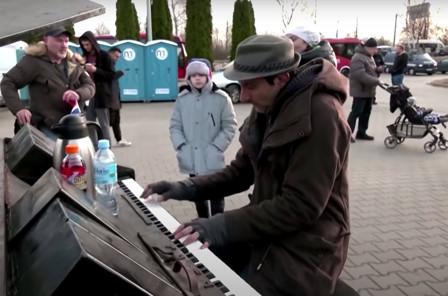 פסנתרן מגרמניה מנגן לפליטים אוקראינים