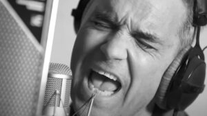 רובי וויליאמס חושף שיר חדש על תגובות מגעילות באינטרנט