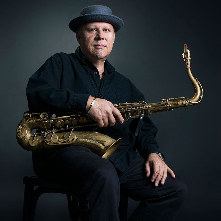 יפוג'אז Tony Lakatos – Saxophone