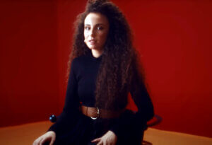 יובל דיין עומדת במקום