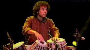 זקיר חוסיין וירטואוז הטבלה ההודי האגדי מת בגיל 73