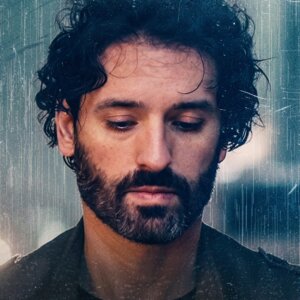 אדם ישראלי בגשם