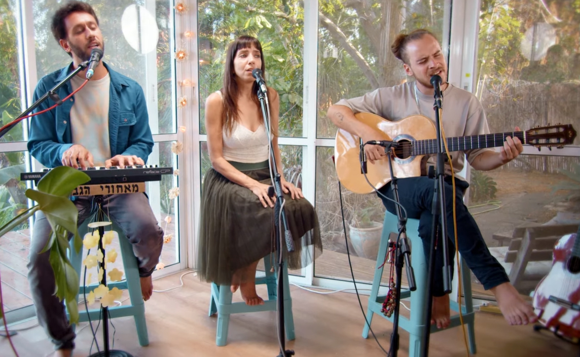 מאחורי הגב חיפשתי אותך