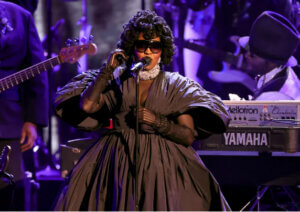 לורן היל הובילה חגיגת סול בגראמי 2026 לזכרם של רוברטה פלאק וד'אנג'לו