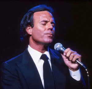 חוליו איגלסיאס חיי הלהיטים הגדולים