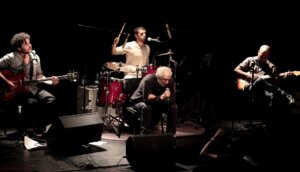 החצר האחורית השקר יושב בראש השולחן צילום מרגלית חרסונסקי